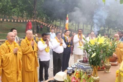 El presidente de Sri Lanka, Anura Kumara Dissanayaka, visita la pagoda de Bai Dinh. (Foto: VNA)