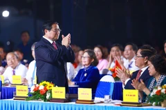 Primer ministro asiste a la celebración del 50 aniversario de la liberación de Con Dao