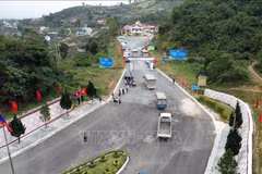 El convoy vietnamita sale por la puerta fronteriza internacional de Song Lap (Vietnam) hacia Pa Hang (Laos). Foto: VNA
