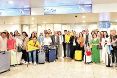 La totalidad de los turistas vietnamitas de Vietravel procedentes de Oriente Medio arribó sin contratiempos al Aeropuerto Internacional de Noi Bai, en Hanoi, la tarde del 4 de marzo. (Foto: nhandan.vn)