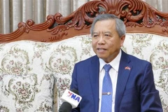 El profesor Boviengkham Vongdara, presidente de la Asociación de Amistad Laos-Vietnam, en una entrevista con la Agencia Vietnamita de Noticias. (Foto: VNA)