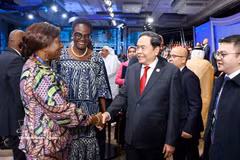 El presidente de la Asamblea Nacional de Vietnam, Tran Thanh Man, junto con los delegados. (Foto: VNA)