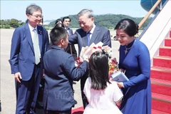 El secretario general del Partido Comunista de Vietnam, To Lam, y su esposa, Ngo Phuong Ly, llegan a Seúl. (Foto: VNA)