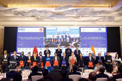 El secretario general del Partido Comunista de Vietnam y presidente del país, To Lam, presencia el intercambio de acuerdos de cooperación entre empresas vietnamitas e indias. Foto: VNA