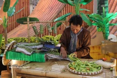 El espacio del artista Nguyen Van Tuyen destaca por sus esculturas hechas con frutas y verduras, seleccionadas cuidadosamente de diversas regiones para garantizar frescura y colores naturales. (Foto: VNA)