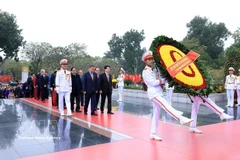 Una delegación de líderes del Partido y del Estado deposita una ofrenda floral en el Monumento a los Héroes y Mártires. (Foto: VNA)