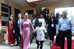 La señora Nguyen Thi Thanh Nga con delegados y estudiantes en el Centro. (Foto: qdnd.vn)