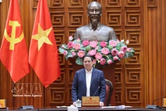 El primer ministro Pham Minh Chinh preside una reunión del Comité Permanente del Gobierno para debatir las políticas de vivienda social y la financiación para estabilizar los precios de la gasolina. (Foto: VNA)