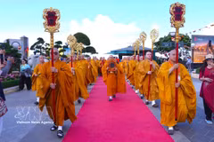 Día de Vesak de la ONU 2025: oraciones por la paz mundial y plantación de 108 árboles Bodhi en el monte Ba Den, provincia de Tây Ninh. (Foto: VNA)