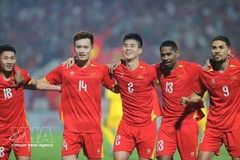 Do Duy Manh (centro) celebra con sus compañeros tras marcar el gol inicial en el minuto 6. (Foto: VNA)