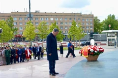 El secretario general del Partido Comunista de Vietnam, To Lam, coloca ofrendas florales ante el monumento al Presidente Ho Chi Minh en la Plaza que lleva su nombre en Moscú. (Foto: VNA)