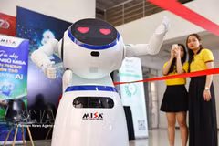 Área de exposición y presentación de productos en AI Day 2026. (Foto: VNA)