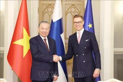 El secretario general del Partido Comunista de Vietnam, To Lam, y el presidente de Finlandia, Alexander Stubb, tras presenciar la firma de acuerdos de cooperación entre agencias de ambas naciones. (Foto: VNA)