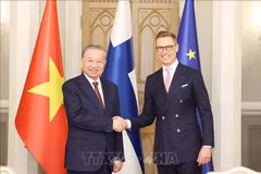El secretario general del Partido Comunista de Vietnam, To Lam, y el presidente de Finlandia, Alexander Stubb, tras presenciar la firma de acuerdos de cooperación entre agencias de ambas naciones. (Foto: VNA)