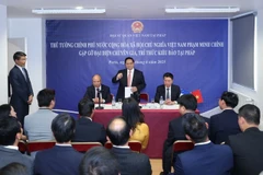 El primer ministro Pham Minh Chinh se reúne ​​con representantes de expertos e intelectuales vietnamitas en el extranjero en Francia. (Foto: VNA)