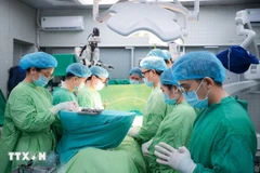 Los médicos guardaron un minuto de silencio en honor al donante de órganos. (Foto: VNA)