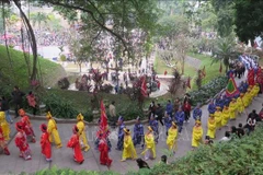 La procesión, junto con una delegación y un gran número de turistas, participa en la ceremonia de ofrenda de incienso en el templo Thuong. (Foto: VNA)