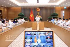 El viceprimer ministro Le Tien Chau preside una reunión del Comité Directivo para la construcción de escuelas integradas en las comunas fronterizas, celebrada de forma presencial y en línea. (Foto: VNA)
