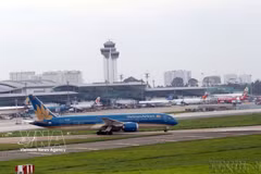 Un avión en el aeropuerto de Tan Son Nhat. (Foto ilustrada: VNA)