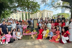 La comunidad vietnamita en Singapur deposita flores ante la estatua del Presidente Ho Chi Minh en el Museo de las Civilizaciones Asiáticas de Singapur para conmemorar el 80.º aniversario de la Revolución de Agosto y el Día Nacional el 2 de septiembre. (Foto: VNA)