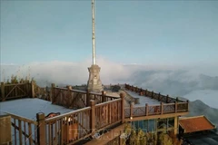 La escarcha cubre de blanco el área del mástil de la bandera en la cima del Fansipan. Foto: VNA