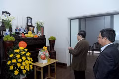 El presidente de la Asamblea Nacional, Tran Thanh Man, rinde homenaje al difunto secretario general del Partido Comunista Nguyen Phu Trong. (Foto: VNA)