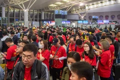 El 4 de enero, 250 aficionados al fútbol de Vietnam vuelan a Bangkok (Tailandia) para apoyar al equipo nacional en final del Campeonato de Fútbol de la ASEAN 2024. (Fuente: dantri.com.vn)