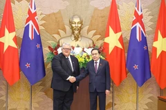El presidente de la Asamblea Nacional, Tran Thanh Man, recibe al titular del Parlamento neozelandés, Gerry Brownlee. (Foto: VNA)