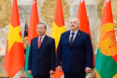 El secretario general del Partido Comunista de Vietnam, To Lam (izquierda) y el presidente bielorruso, Aleksandr Lukashenko. (Fuente: VNA)