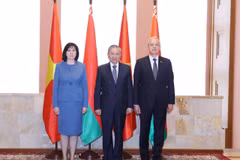 El secretario general del Partido Comunista de Vietnam, To Lam, la presidenta del Consejo de la República, Natalya Kochanova (izquierda), y el presidente de la Cámara de Representantes, Igor Sergeyenko (derecha), se toman una foto de grupo. (Foto: VNA)