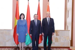 El secretario general del Partido Comunista de Vietnam, To Lam, la presidenta del Consejo de la República, Natalya Kochanova (izquierda), y el presidente de la Cámara de Representantes, Igor Sergeyenko (derecha), se toman una foto de grupo. (Foto: VNA)