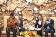 El embajador de Vietnam en Camboya, Nguyen Minh Vu (derecha), recibe al vicepresidente del CPP, Samdech Sar Kheng, en ocasión del Año Nuevo tradicional Choul Chnam Thmey 2026. (Foto: VNA)
