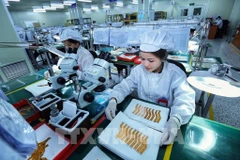 Línea de prueba de circuitos electrónicos en una empresa surcoreana en el parque industrial de Yen Phong. (Foto: VNA)