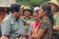 El primer ministro Pham Minh Chinh visitó personalmente a las comunidades afectadas en la provincia de Dien Bien el 3 de agosto para brindar apoyo y motivación a los ciudadanos que enfrentan las consecuencias de las lluvias e inundaciones severas. (Foto: VNA)