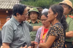 El primer ministro Pham Minh Chinh visitó personalmente a las comunidades afectadas en la provincia de Dien Bien el 3 de agosto para brindar apoyo y motivación a los ciudadanos que enfrentan las consecuencias de las lluvias e inundaciones severas. (Foto: VNA)