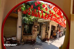 La juventud de Hanoi disfruta al hacer check-in en los "cafés patrióticos"