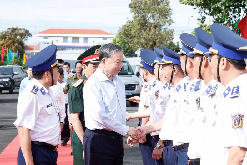 El secretario general del Partido Comunista de Vietnam, To Lam, saluda a los oficiales (Foto: VNA)