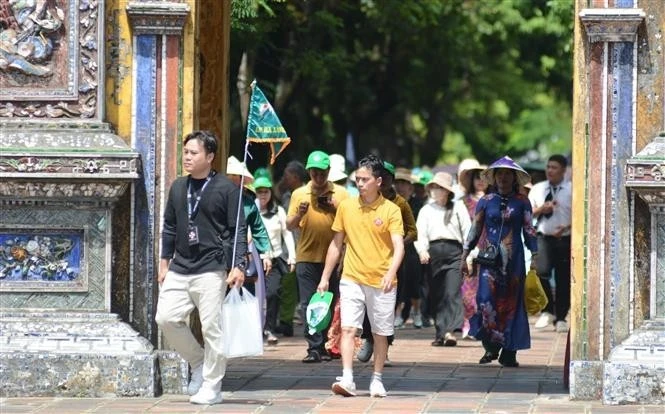Turistas en la Ciudadela Imperial de Hue (Foto: VNA)
