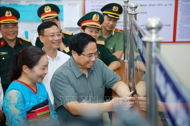 El primer ministro de Vietnam, Pham Minh Chinh, inspecciona el trabajo en el centro de servicios administrativos públicos de la comuna de Bat Mot, provincia de Thanh Hoa. (Foto: VNA)
