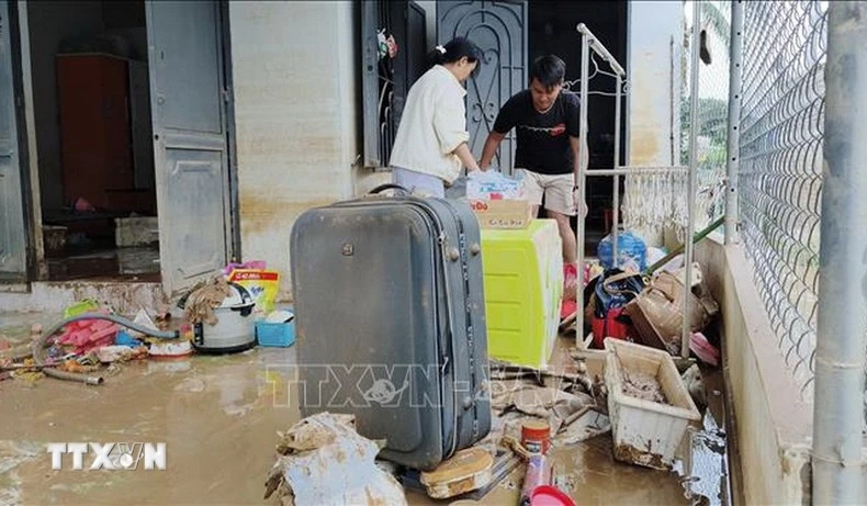 Los habitantes de la comuna de Ninh Phuoc (Khanh Hoa) limpian sus hogares después de las inundaciones (Foto: VNA)
