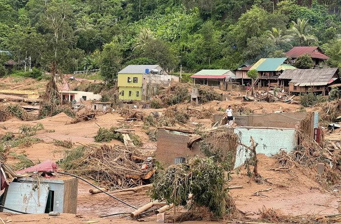 Cientos de casas en la comuna de My Ly (Nghe An) resultaron dañadas tras las inundaciones de julio de 2025. (Foto: VNA)