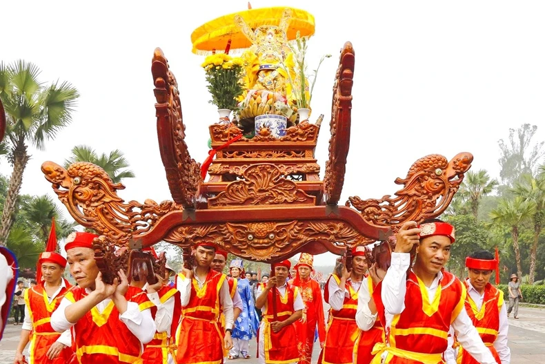Procesión de los palanquines desde localidades cercanas hasta el Templo Hung (Foto: baodantoc.vn)