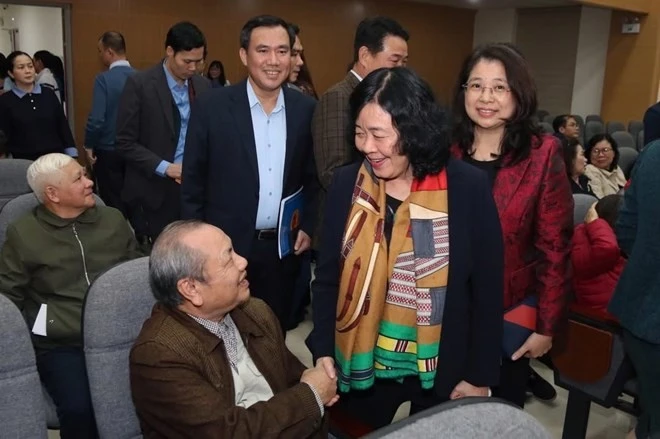 Bui Thi Minh Hoai, miembro del Buró Político, secretaria del Comité Central del Partido Comunista de Vietnam y presidenta del FPV, saluda a los votantes locales (Foto: laodong.vn)