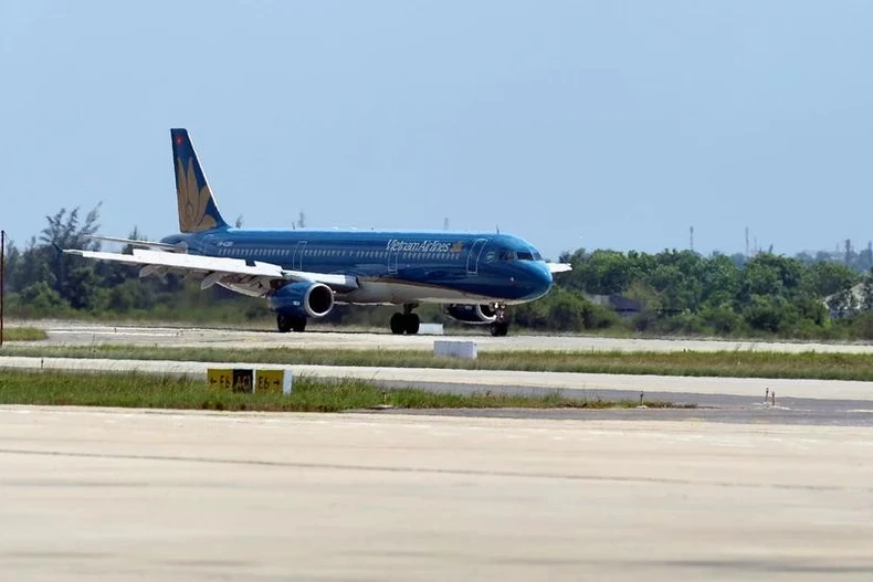 Una avión despega del Aeropuerto Internacional de Phu Quoc. (Foto: VNA)
