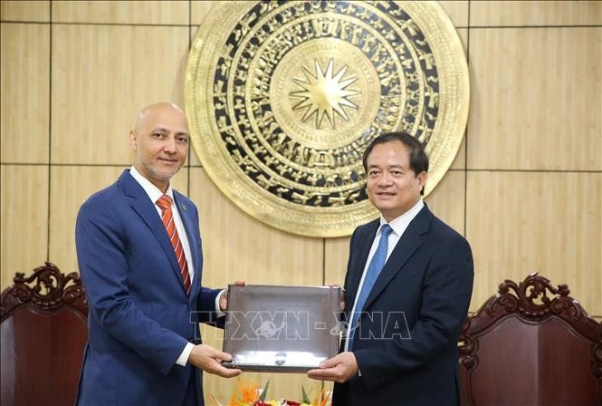 El embajador de los EAU en Vietnam, Bader Almatrooshi (izq.), y el vicepresidente del Comité Popular provincial Nguyen Hong Thanh en la reunión (Foto: VNA)