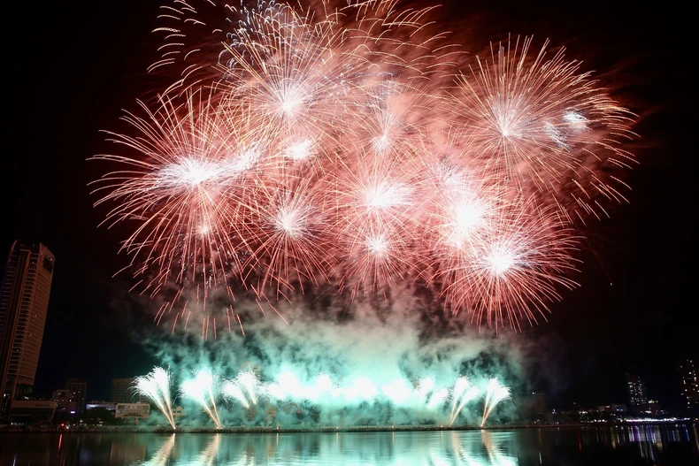 Celebran Festival Internacional de Fuegos Artificiales de Da Nang 2025