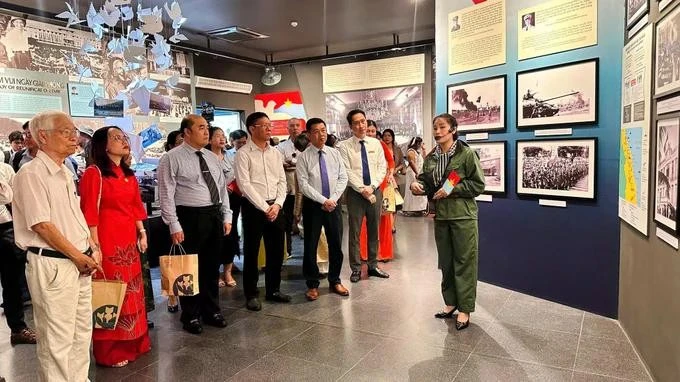 Visitantes en la exposición (Foto: https://www.sggp.org.vn/)