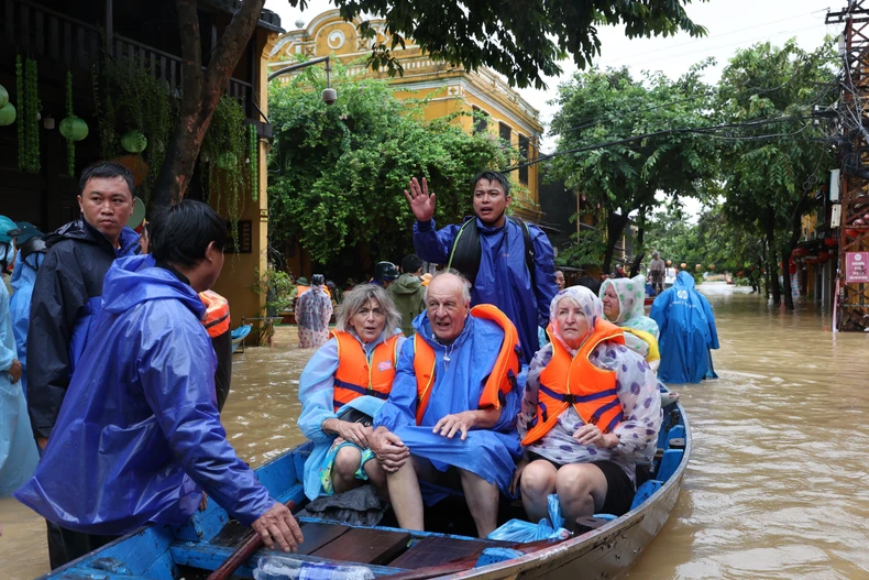 Rescatistas ayudan a turistas extranjeros a trasladarse a un lugar más seguro en Da Nang el 28 de octubre de 2025. (Foto: VNA)