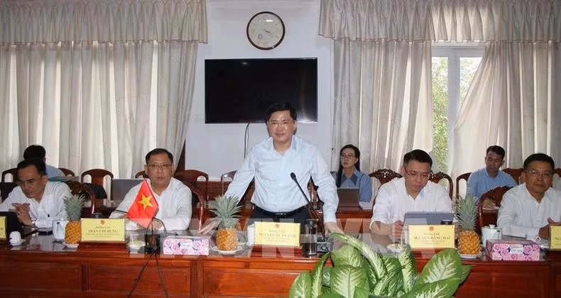 l vicesecretario del Comité del Partido de la provincia vietnamita de Hau Giang, Nguyen Tuan Anh, interviene en la reunión (Foto: VNA)