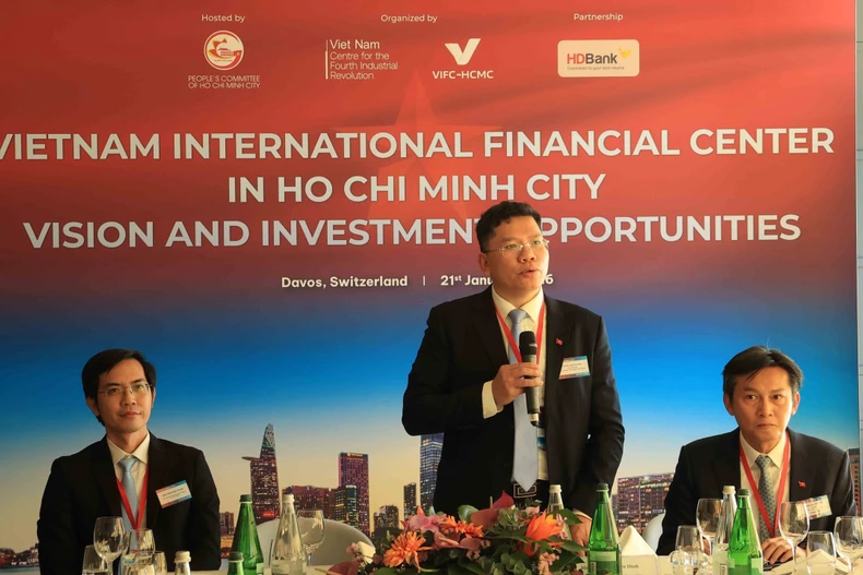 Hoang Nguyen Dinh, vicepresidente del Comité Popular de Ciudad Ho Chi Minh, interviene en una reunión (Foto: VNA)